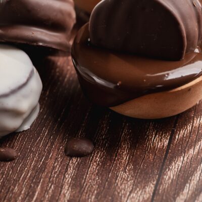 Alfajores Artesanales de Chocolate Blanco y Negro x12