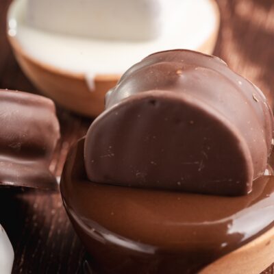 Alfajores Artesanales de Chocolate Blanco y Negro x6