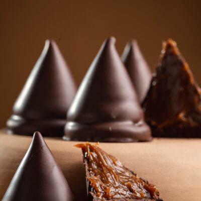 Conitos de Dulce de Leche Bañados en Chocolate Negro