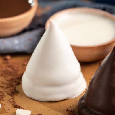 Conitos mixtos en Chocolate Blanco y Negro Rellenos de Dulce de Leche